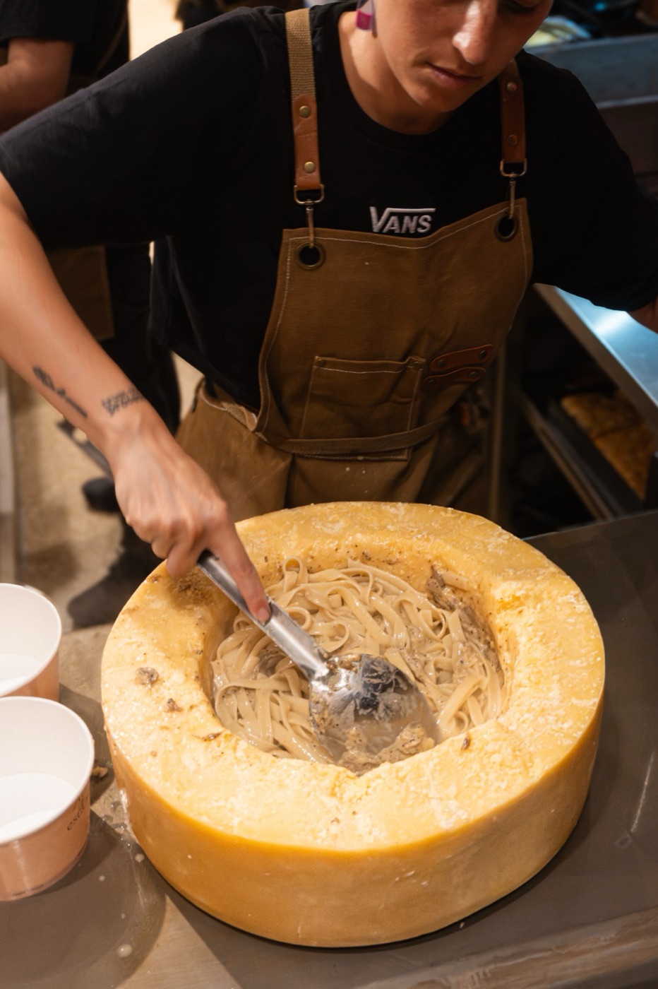 Cacio e pepe en la rueda de queso